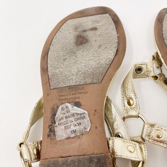 Nine West 6 Gold Thong Flat Sandals Faux Leather Gold Hardware Buckle Closure - Picture 11 of 12